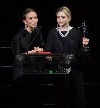 女性|多昂贵的礼服都不如一条小黑裙，比你想的更时髦，闪耀年底派对季