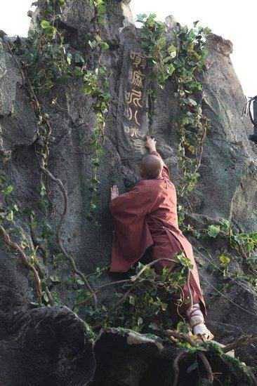 进步|孙悟空被压五行山下功力减退还是进步了？看他刚出来做了什么动作