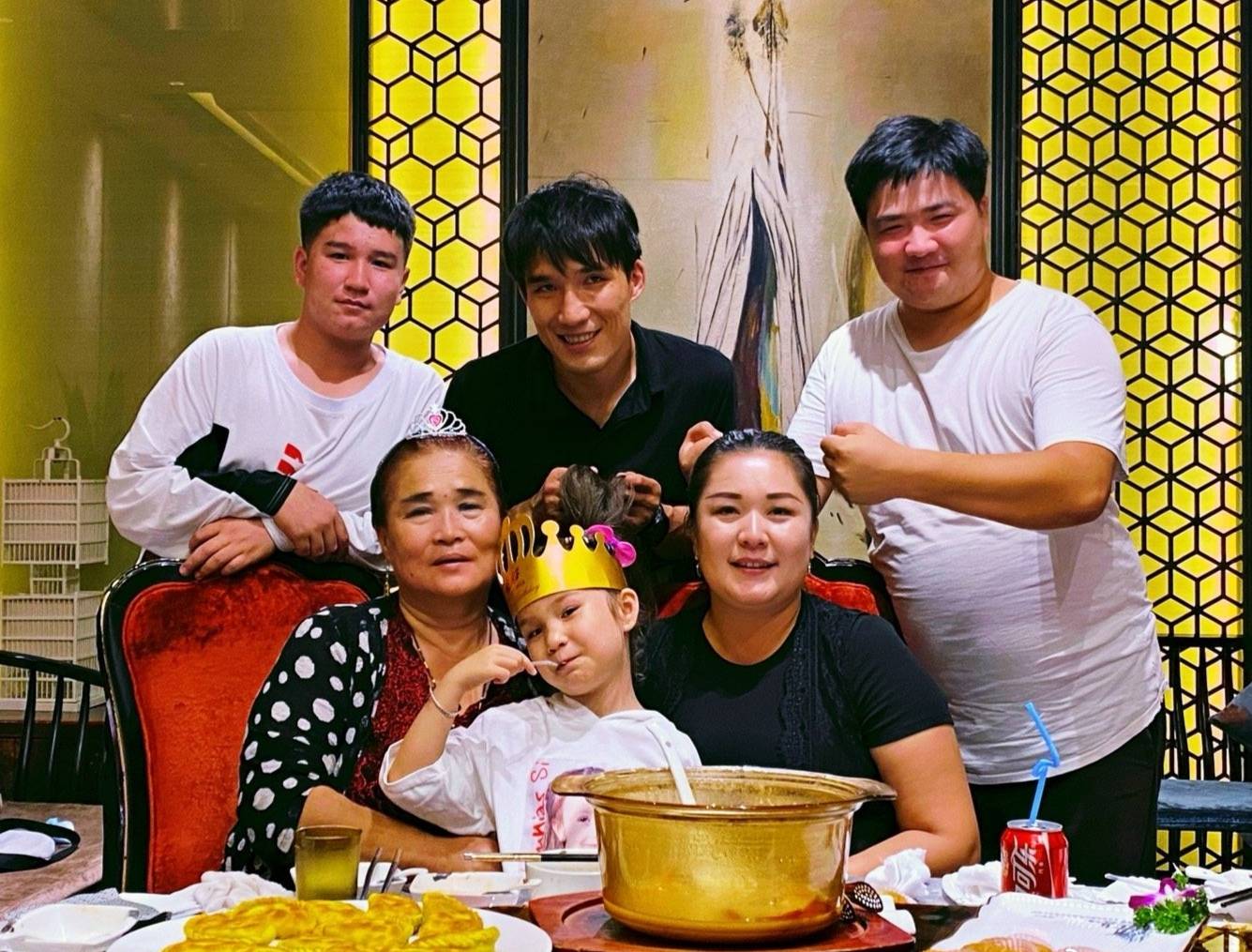 马海|中国拳王诠释什么是孝子，送母亲一部华为手机：我有耐心教她上网