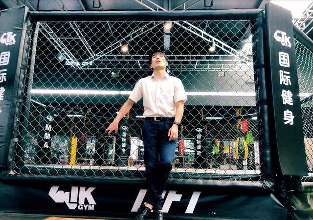 马海|中国拳王诠释什么是孝子，送母亲一部华为手机：我有耐心教她上网