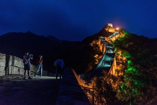 看完这组照片就知道,为什么八达岭长城夜景,比白天更漂亮了!