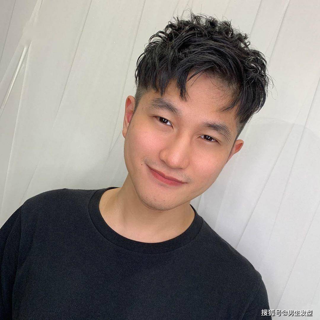 帅多|男生“微烫”发型个性魅力，造型不夸张，比一般的发型帅多了