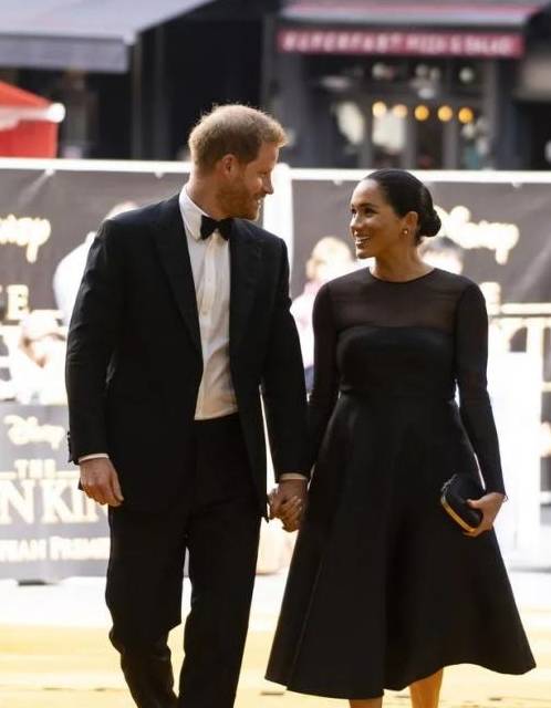 女性|多昂贵的礼服都不如一条小黑裙，比你想的更时髦，闪耀年底派对季