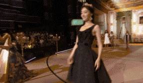 女性|多昂贵的礼服都不如一条小黑裙，比你想的更时髦，闪耀年底派对季