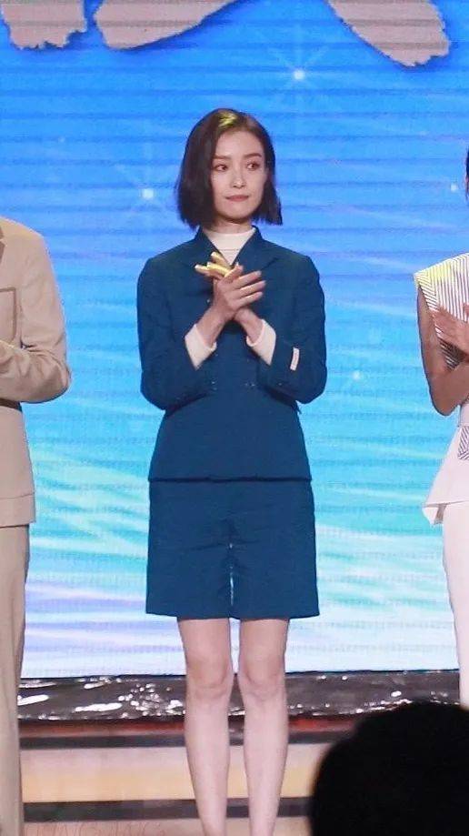 新造型|倪妮新造型亮相发布会，蓝色西装配齐耳短发干练利落，美丽又自信