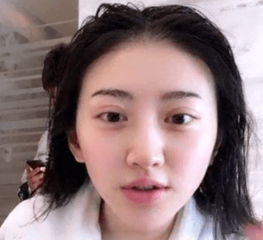 变化|关晓彤生日蹦迪被骂不检点,有谁注意到了她悄悄变化的眼睛...