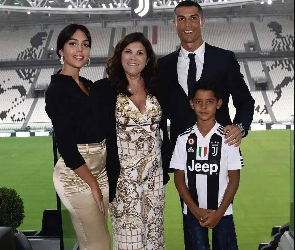 乔治娜|全球第一高富帅娶94年柜姐：狮子&水瓶这对CP，是我磕过最励志的糖