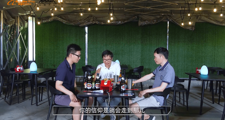 笑谈|七牛云许式伟做客云栖大会：杯酒话云原生，笑谈技术派