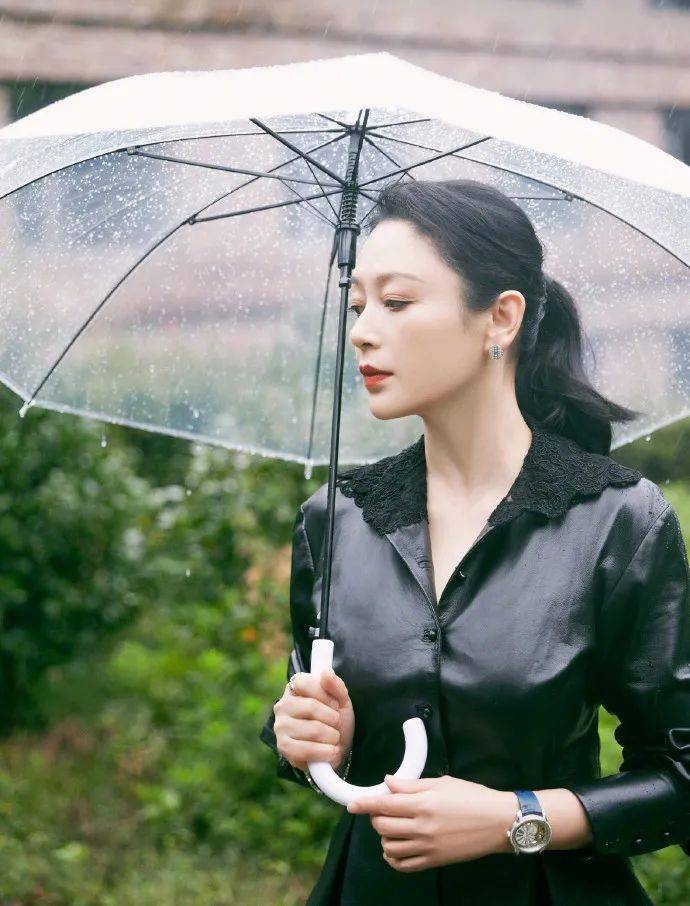 皮衣|51岁陈红穿皮衣撑伞凹造型，皮肤松弛眼神疲惫，大美人气质不再