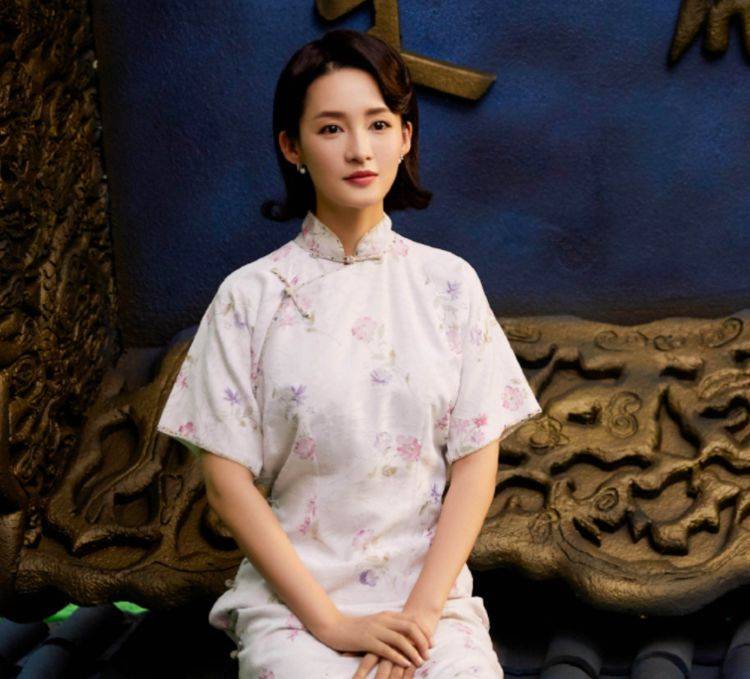 原觉得杨幂旗袍扮相很优雅,看看李沁,才明白啥是"古典少女"
