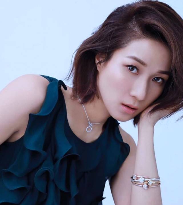 TVB花旦钟嘉欣罕见晒泳装照，到底多美竟连黎姿