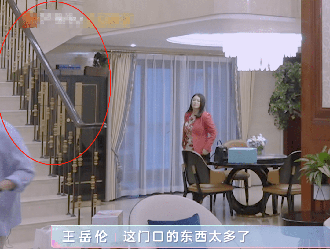 王岳伦|李湘夫妇有多壕气？奢侈首饰被打码，一身随意穿搭可抵一套房