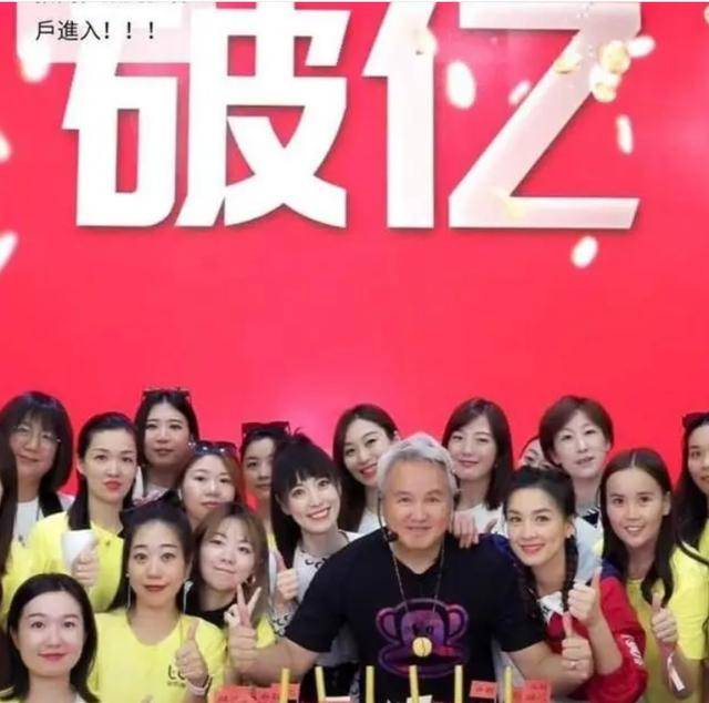 60岁林瑞阳现身工地监工,腰痛难忍走路靠拄拐