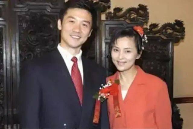 何音18岁儿子近况,就读国外戏剧学院,帅气似黄志忠