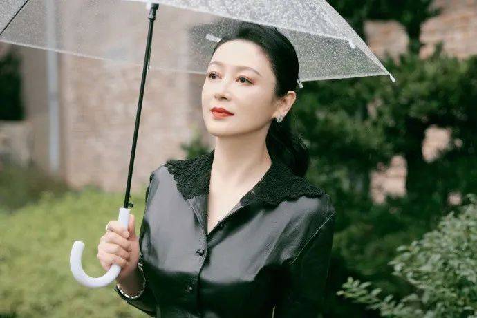 皮衣|51岁陈红穿皮衣撑伞凹造型，皮肤松弛眼神疲惫，大美人气质不再