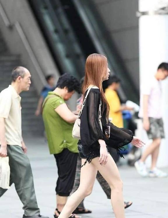 时尚|大步流星向前走的热裤美腿妹子，身材迷人回头率很高！
