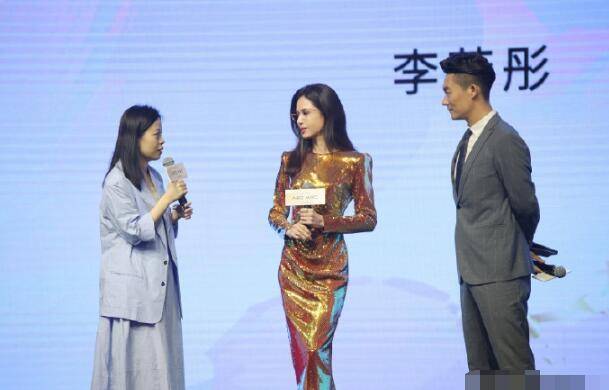 这身材绝了!54岁李若彤走秀 气场超强