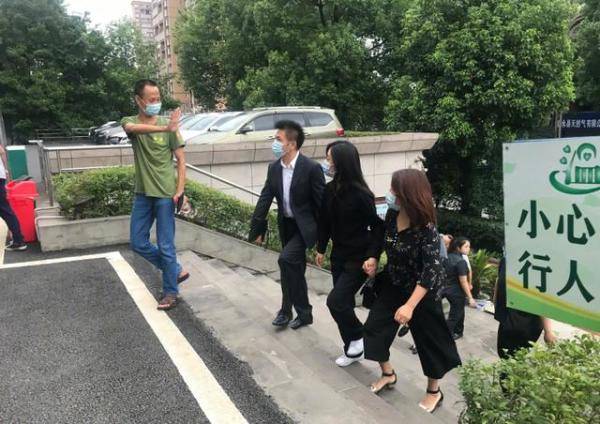 友人|谭松韵真是坚强女孩,穿一身黑与友人现身,穿黑衣很低调