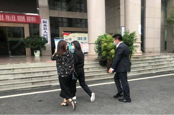 友人|谭松韵真是坚强女孩,穿一身黑与友人现身,穿黑衣很低调