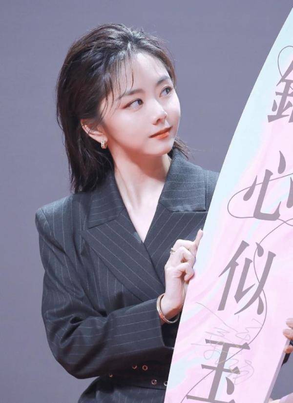 友人|谭松韵真是坚强女孩,穿一身黑与友人现身,穿黑衣很低调