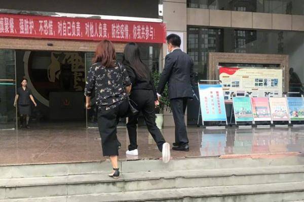 友人|谭松韵真是坚强女孩,穿一身黑与友人现身,穿黑衣很低调