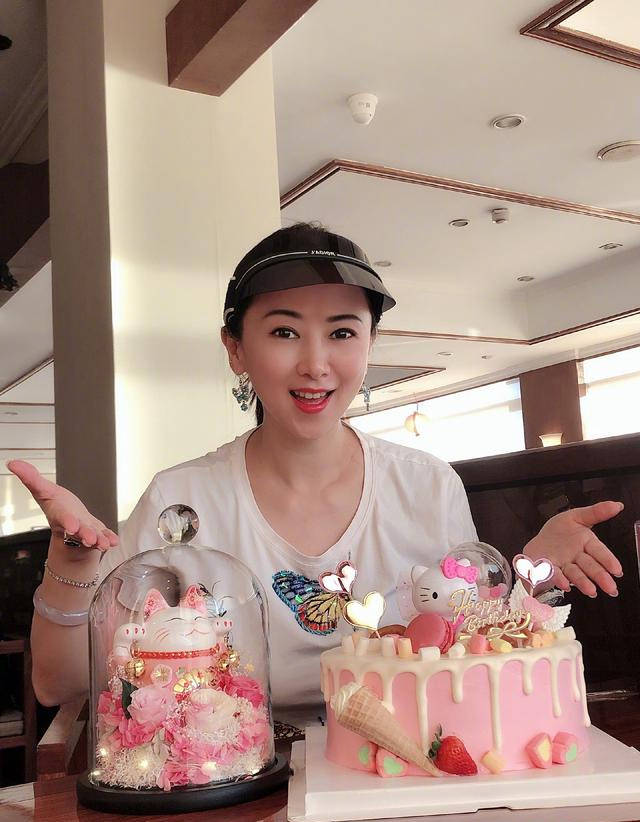 名表|翁虹52岁生日老公送浪漫，名表、手镯显奢华，戴仨戒指不麻烦？