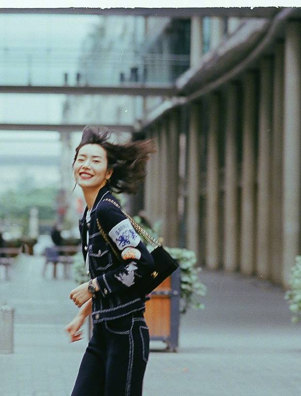 气质|大表姐刘雯真不愧是超模啊！牛仔套装气质明显不一样，随便穿都美