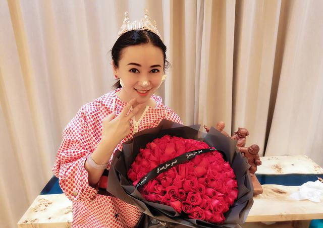 名表|翁虹52岁生日老公送浪漫，名表、手镯显奢华，戴仨戒指不麻烦？