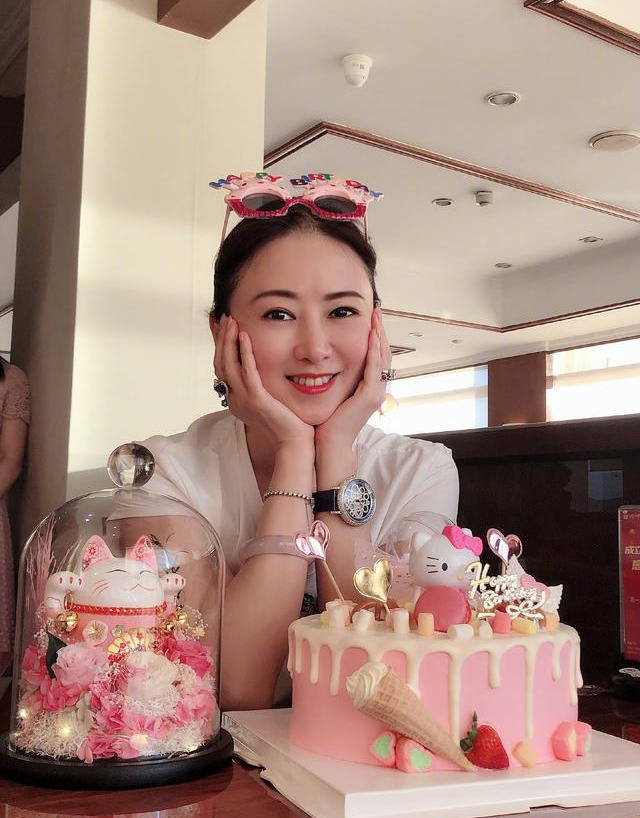 名表|翁虹52岁生日老公送浪漫，名表、手镯显奢华，戴仨戒指不麻烦？