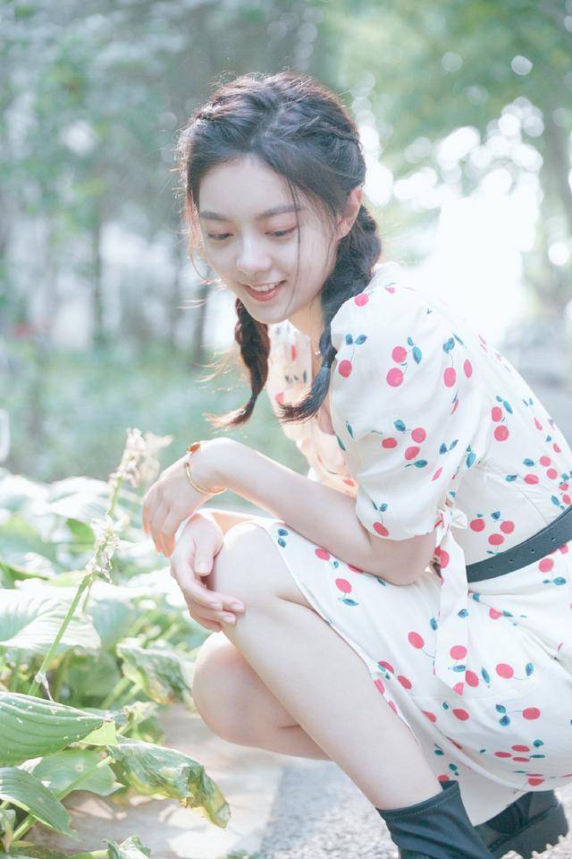 赵今麦初秋私服上线双马尾印花裙满满的少女浪漫气息