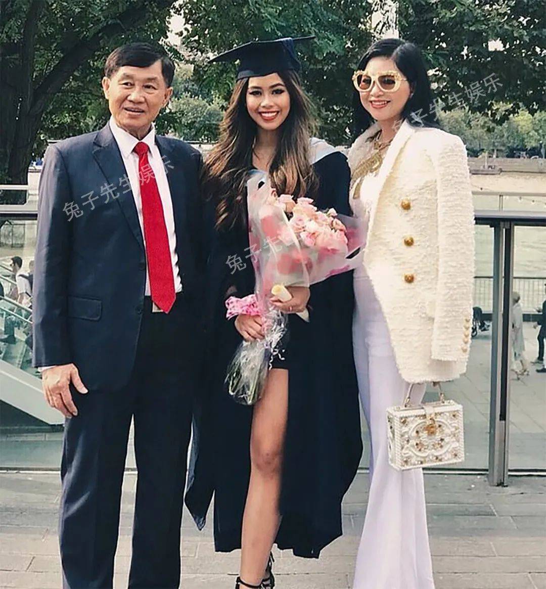 越南|24岁越南亿万千金穿黑裙秀美腿，身后豪宅抢镜，比哥哥受宠就是壕