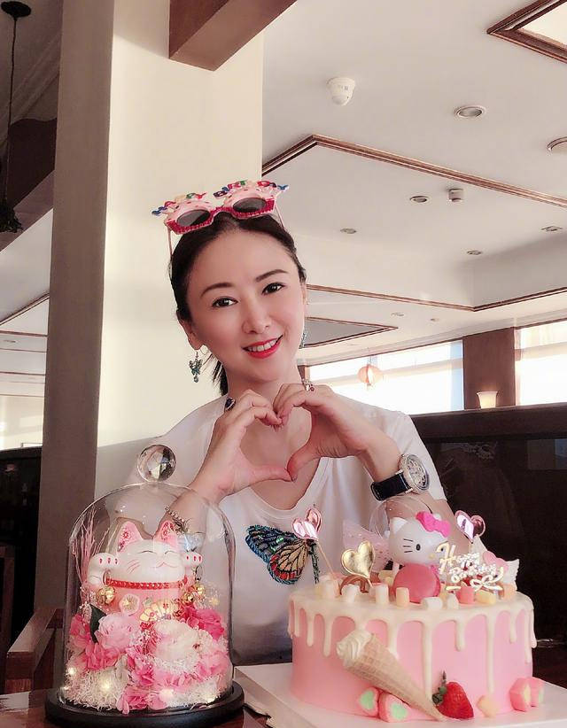 名表|翁虹52岁生日老公送浪漫，名表、手镯显奢华，戴仨戒指不麻烦？