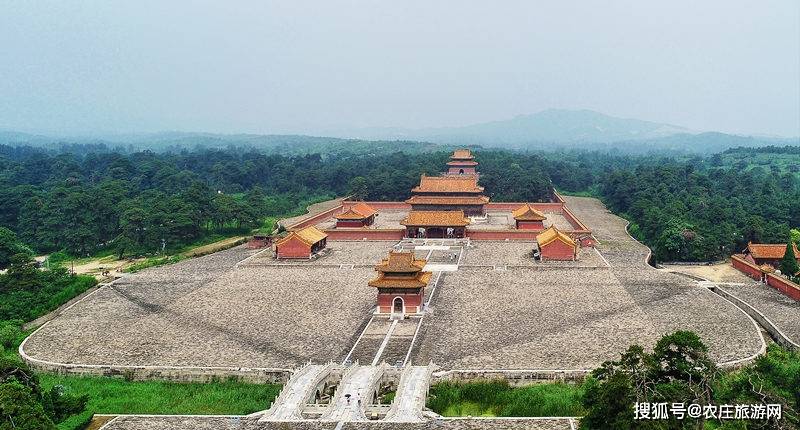 掩映在古松林中的崇陵,是中国最后一座帝王陵墓.