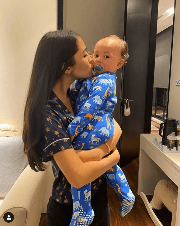 公主|马来西亚公主婚礼太奢华，戴蓝宝石还不够，绿宝石直接镶在衣服上