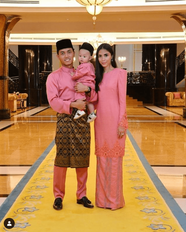 公主|马来西亚公主婚礼太奢华，戴蓝宝石还不够，绿宝石直接镶在衣服上