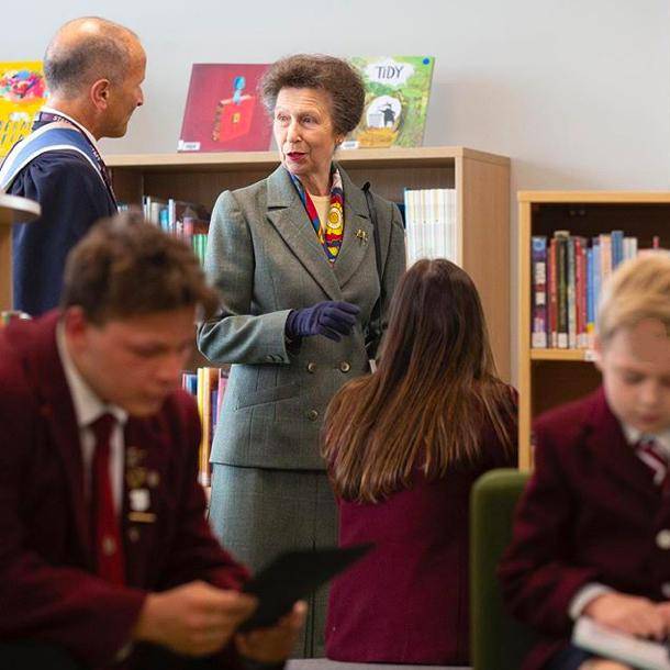 王后范|卡米拉有未来王后范？穿格子半裙气场全开，奈何被长公主抢了风头