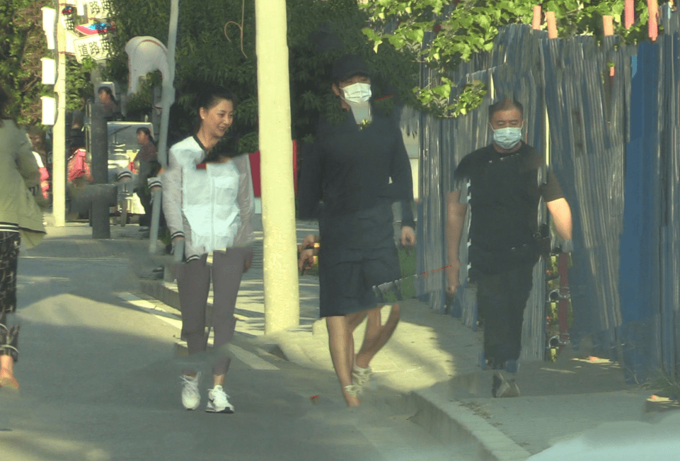 40岁殷桃罕现身!被男友当街踢屁股表情娇嗔