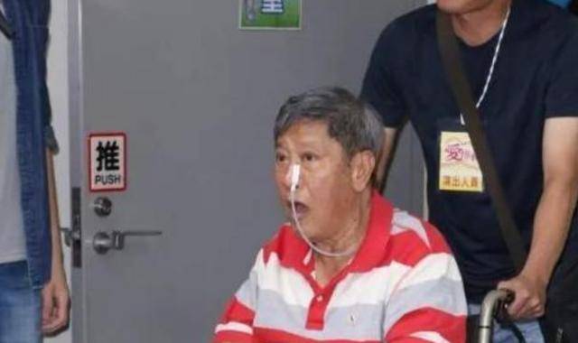 凭春晚走红，因意外摔成智障，生活不能自理，