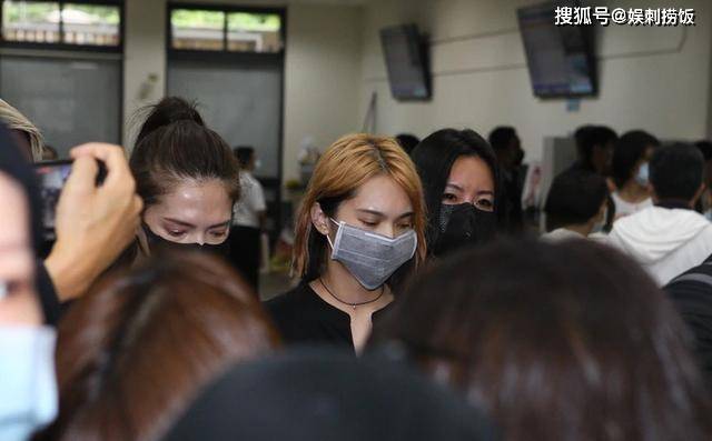 黄鸿升火化，女友痛哭失声需人搀扶，杨丞琳许