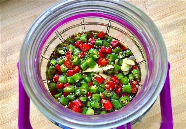 怎样腌辣椒放一年都不坏呢视频 258ccf786ab64750adb37fa702158558.jpeg