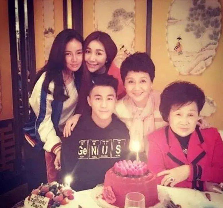 何猷君|原创何猷君百亿前女友变脸，曾秘密生子，离婚1年变网红脸不如奚梦瑶