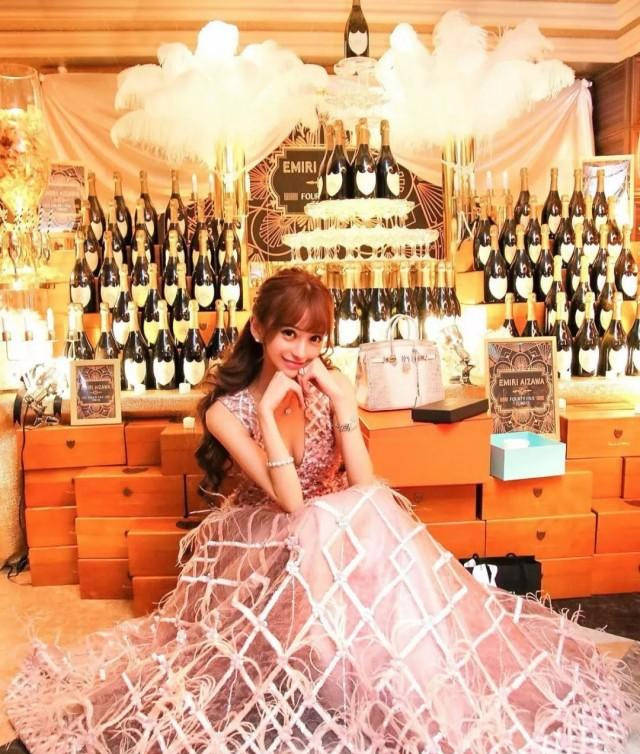 Baby|日本第一女公关转行当模特！隐退式狂捞上千万，长相神似Baby