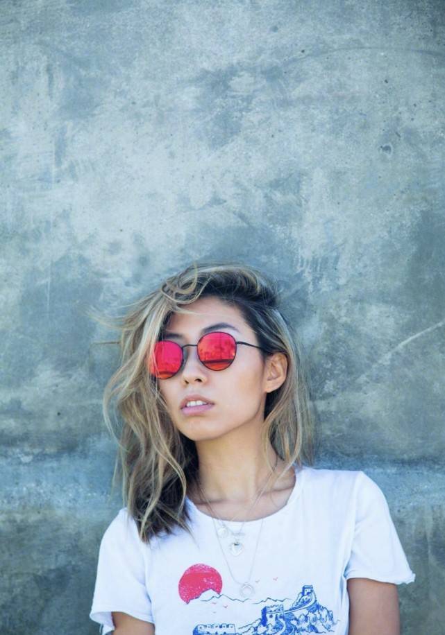 母亲|原创一首歌大红大紫，每年都要发微博当孝女，可全网都在骂她