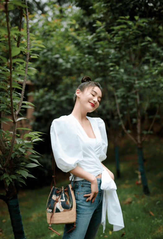 新造型|“常年被黑”如今成功出镜，袁姗姗新造型受夸赞，上衣领口是亮点