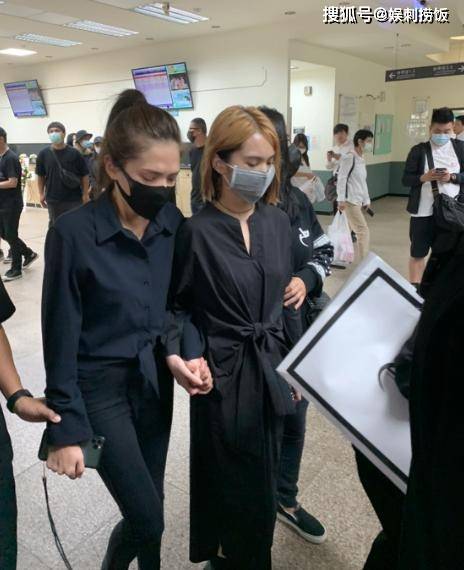 黄鸿升火化，女友痛哭失声需人搀扶，杨丞琳许