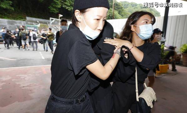 黄鸿升火化，女友痛哭失声需人搀扶，杨丞琳许