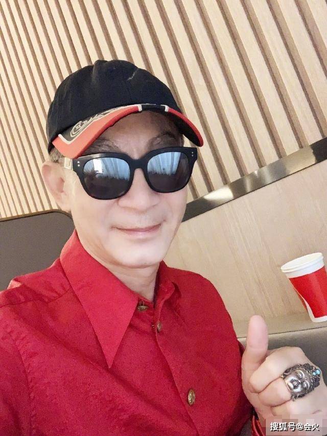 身板|原创经典重现！六小龄童再现孙悟空高难度动作，61岁身板似年轻小伙