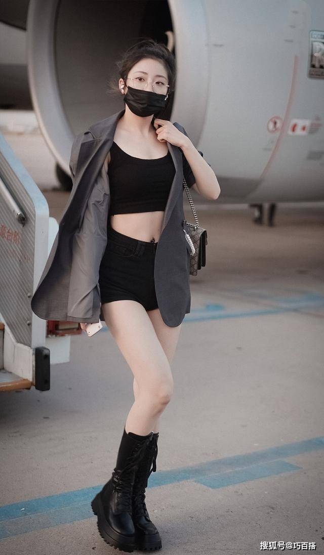 背心|我的天哪！喻言也太“攻”了吧，小背心+短裤+皮靴真是绝了