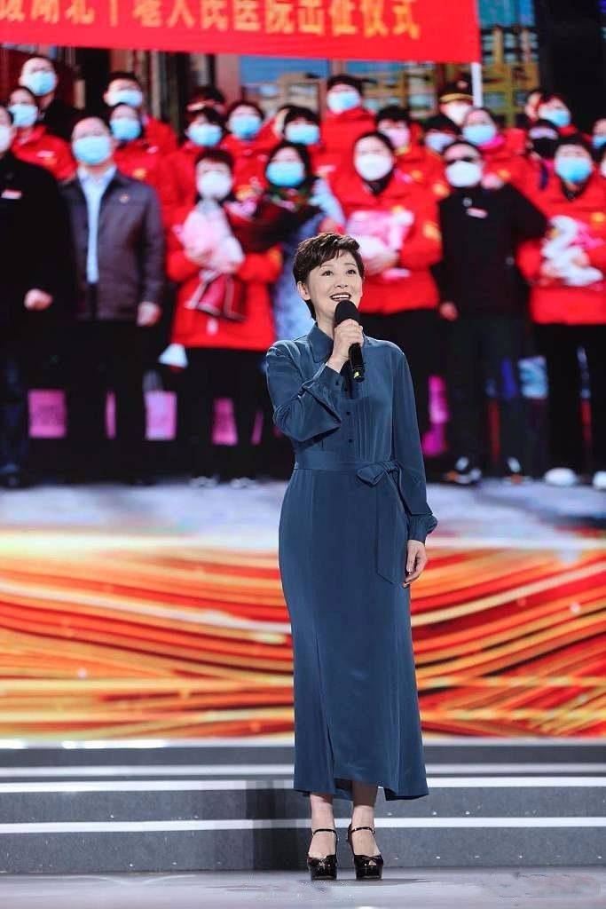 皱纹|徐帆老了双下巴明显，脸上皱纹也多了，但总比那些僵尸脸好看！