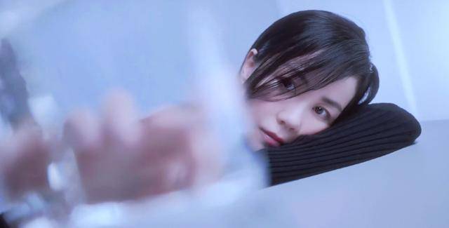 肋骨|51岁天后王菲最新广告大片出炉，瘦到胸前肋骨明显，还撞脸高圆圆